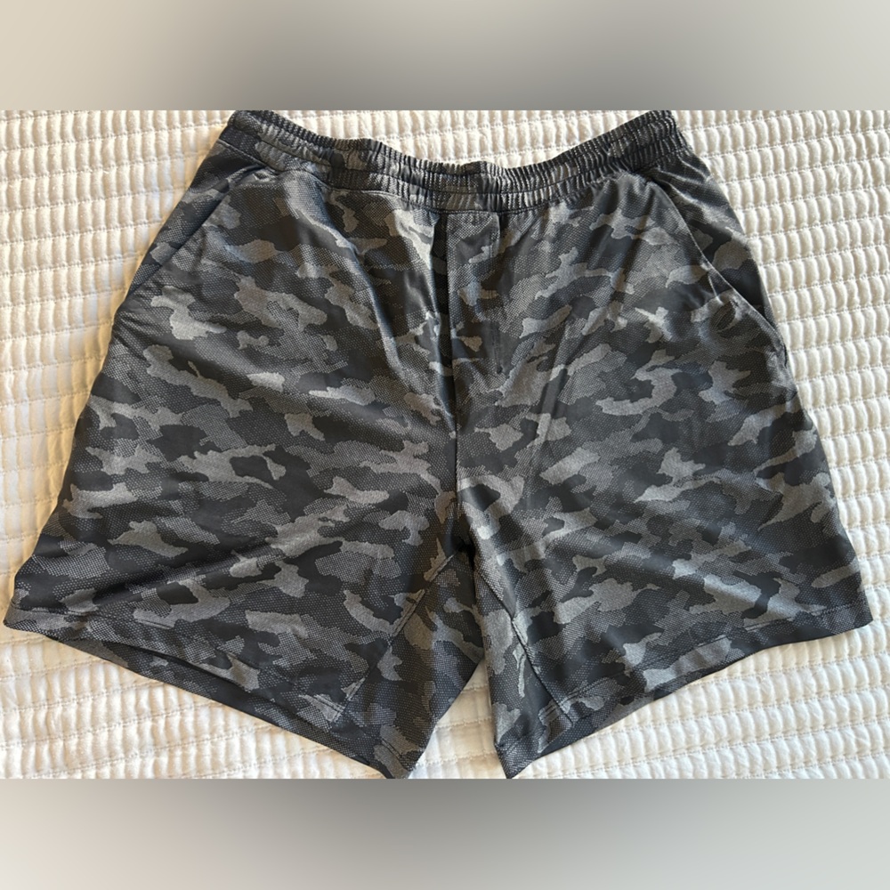 Lululemon Men’s Athletic Shorts Grey Camo
